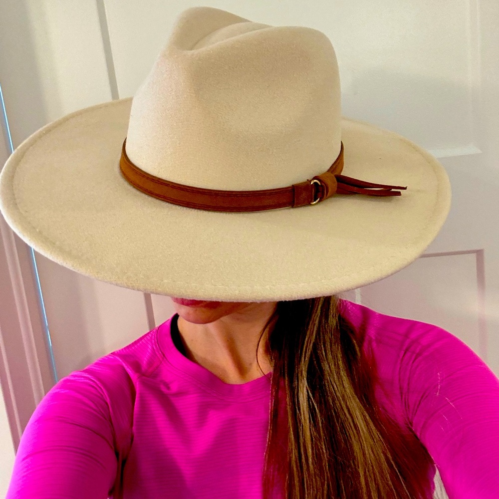 Cream/tan colored wide brim structured hat